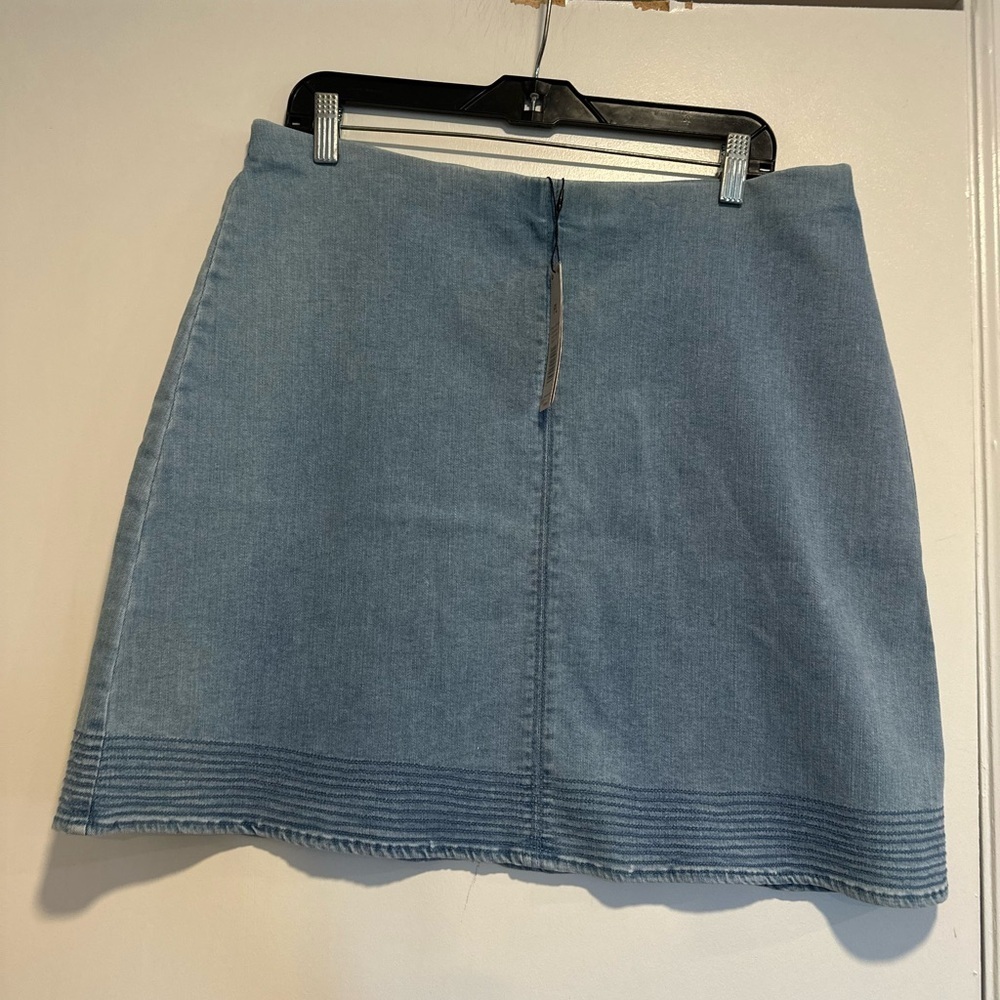 NWT Nic & Zoe Sz: PL light Wash Denim Pull On Skirt. Linear Decorative Hem